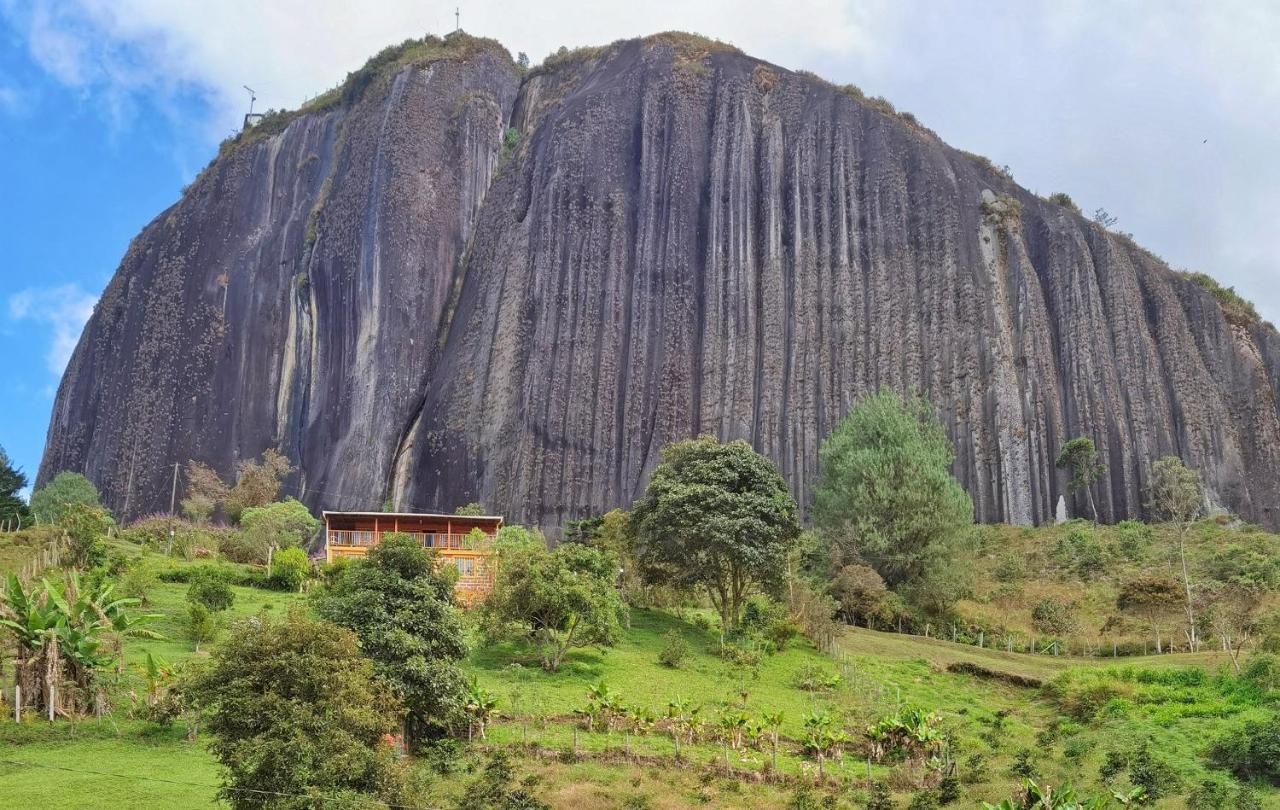 Descanso Bajo La Piedra Del Penol Guatapé Екстериор снимка