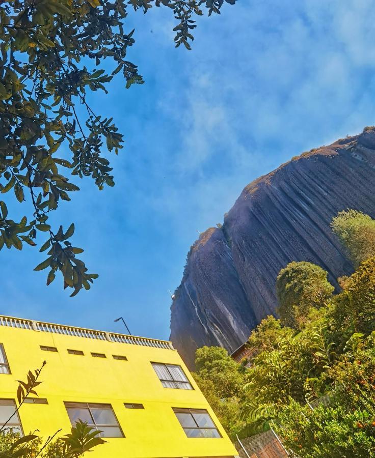 Descanso Bajo La Piedra Del Penol Guatapé Екстериор снимка