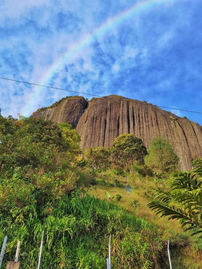 Descanso Bajo La Piedra Del Penol Guatapé Екстериор снимка