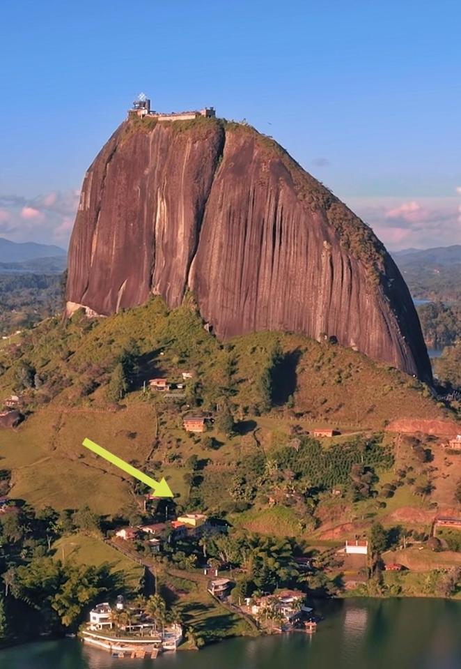 Descanso Bajo La Piedra Del Penol Guatapé Екстериор снимка