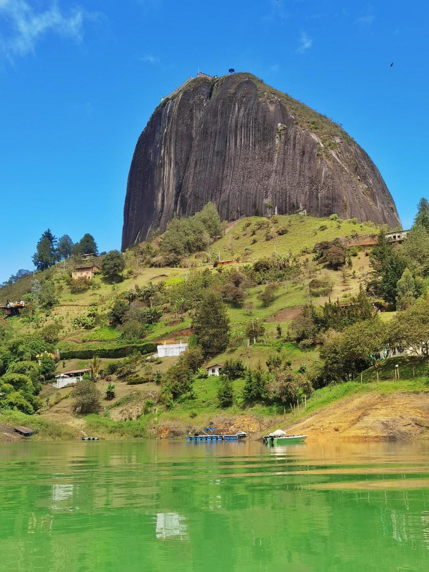 Descanso Bajo La Piedra Del Penol Guatapé Екстериор снимка